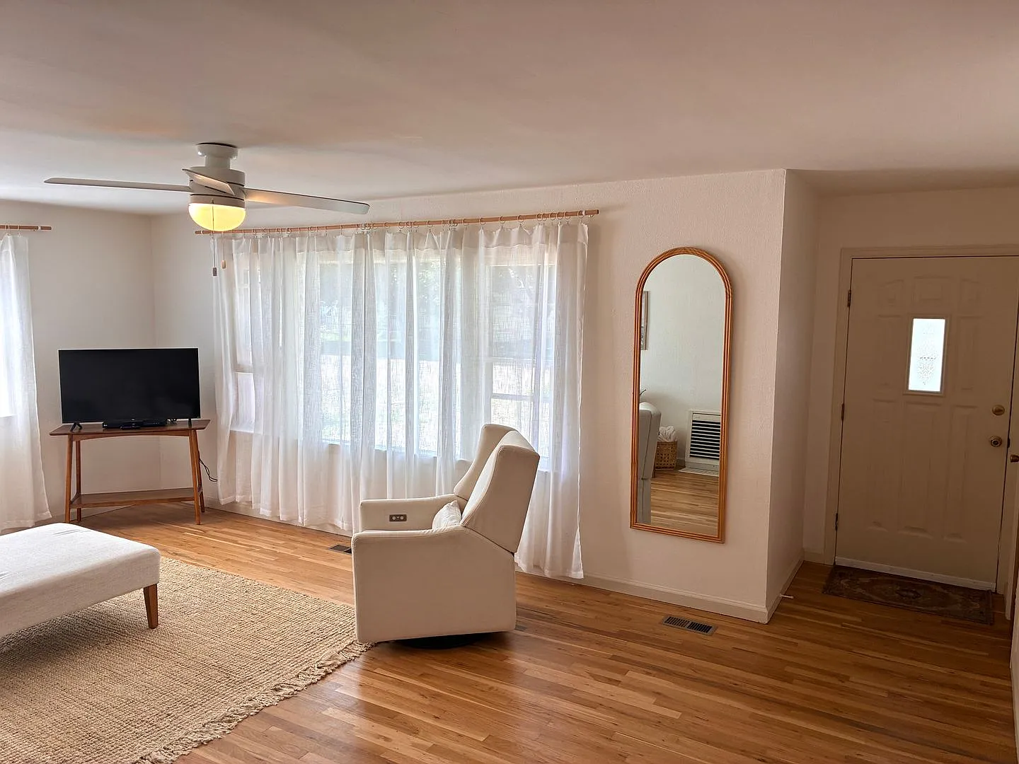 2 Bedroom Home in Lincoln Park — Photo 4