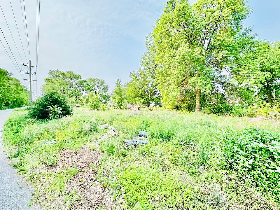 2nd image of 921 Maple St