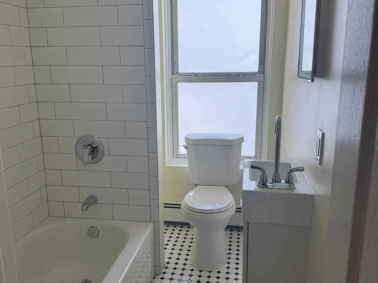 1 bed, 900 sqft, $1,800 — Photo 4