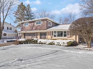 3256 Robincrest Dr, Northbrook, IL