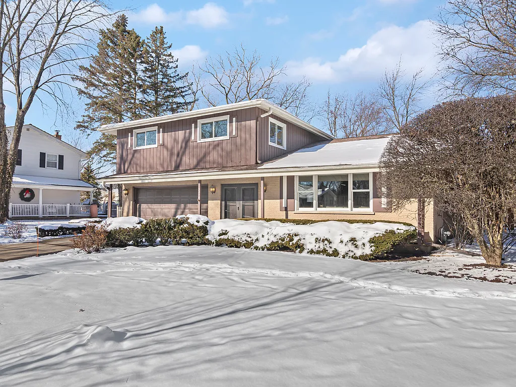 3256 Robincrest Dr photo 1