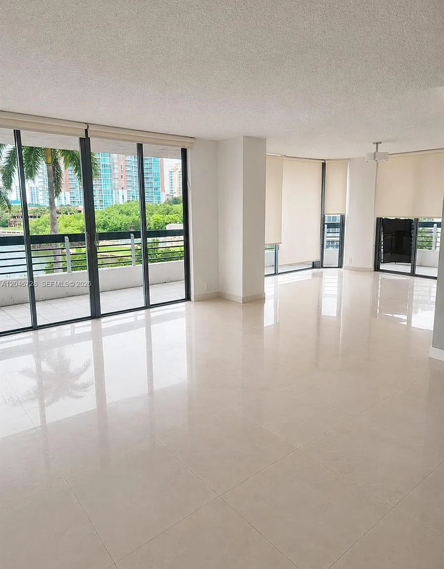 Mystic Pointe Tower 500 C — Photo 4