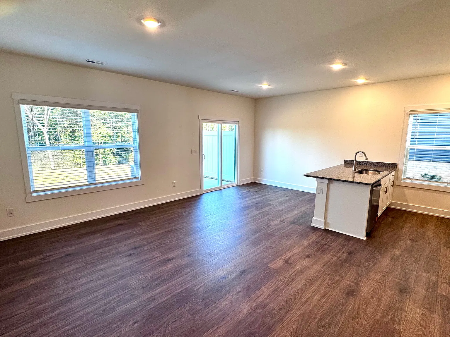 3 bed, 2.5 bath, 1400 sqft, $2,295 — Photo 3