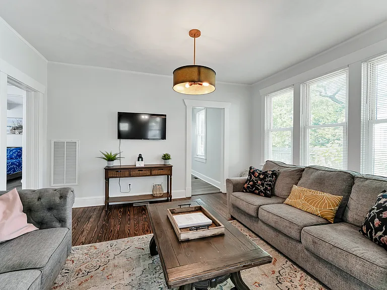1133 E Leicester Ave — Photo 5