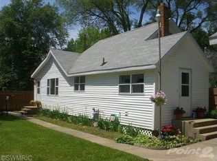 104 Featherbone Ave, Three Oaks, MI 49128