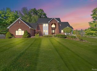 2672 Hartun Dr, Brighton, MI