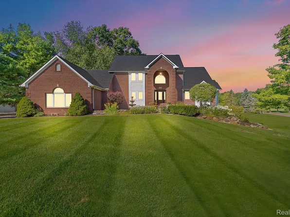 2672 Hartun Dr, Brighton, MI 48114