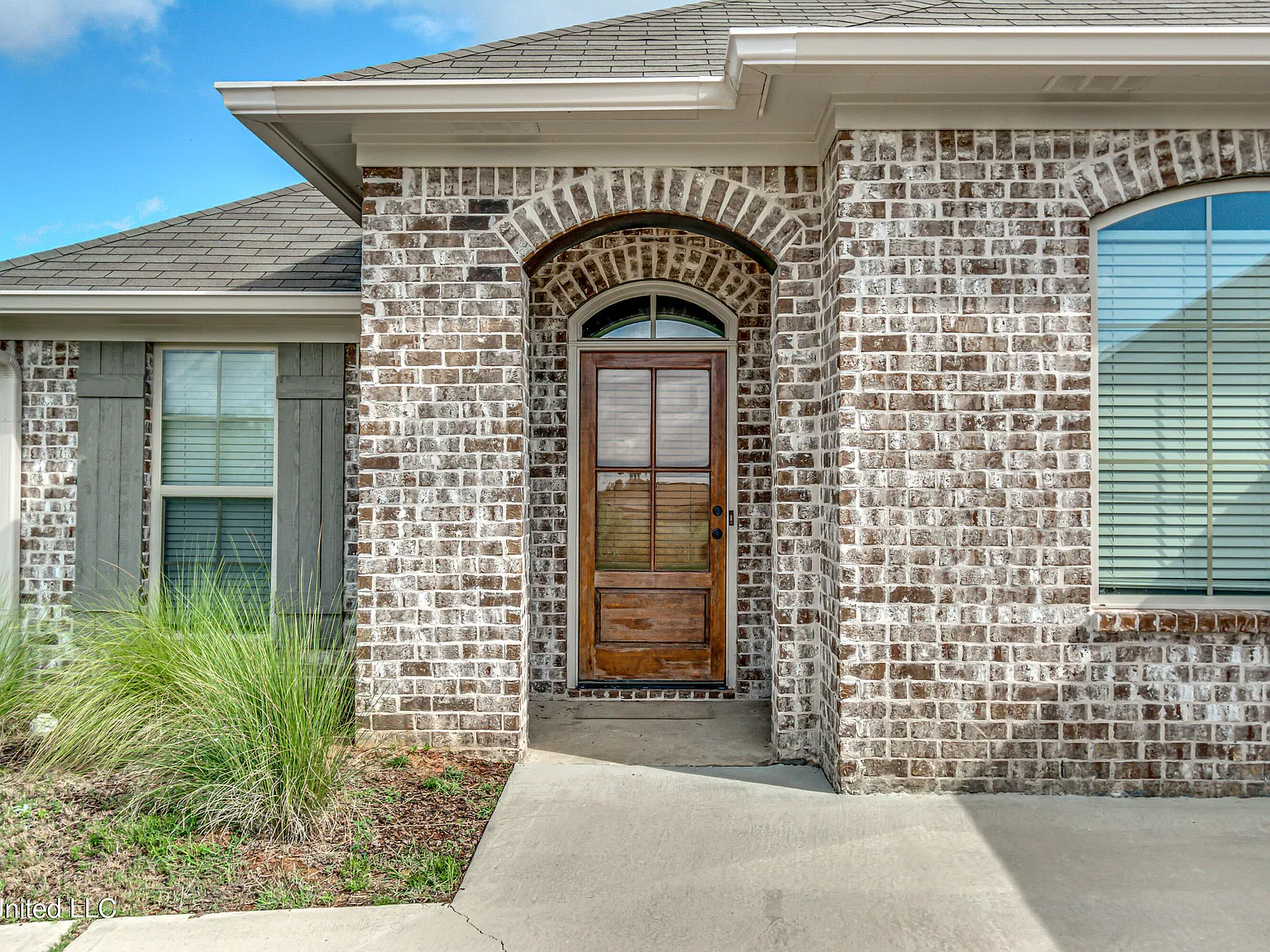 3 bed, 2.0 bath, 1569 sqft, $2,300 — Photo 2