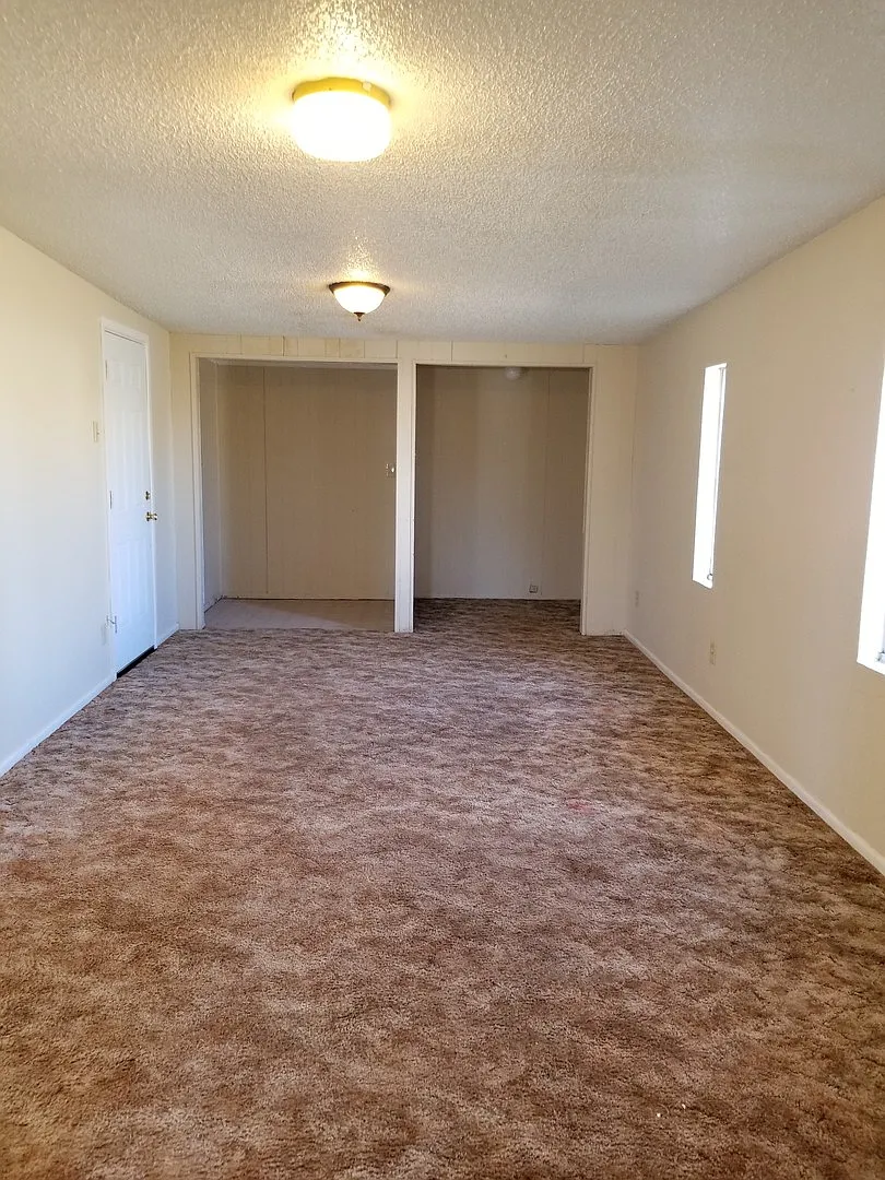Nice 3 Bedroom Home With 2 Living Areas — Photo 4