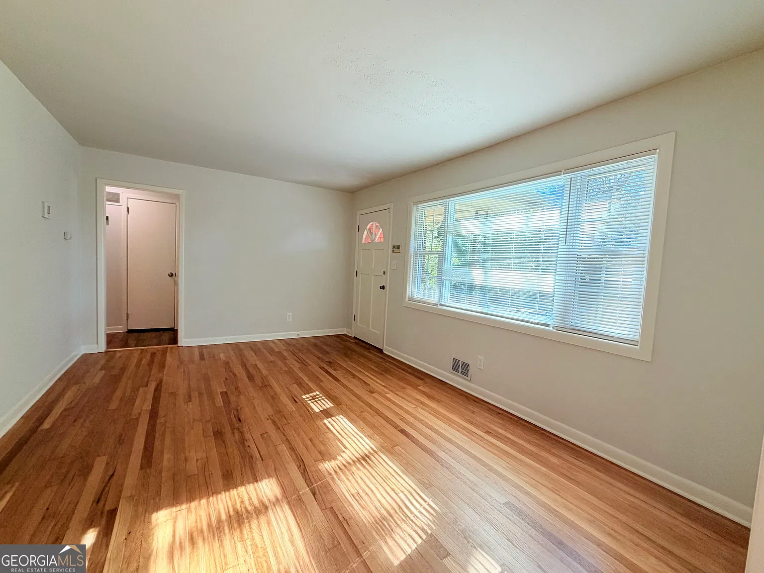 4 bed, 2.0 bath, 1990 sqft, $2,295 — Photo 3