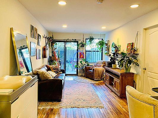 3rd image of 119 Hart St #1R