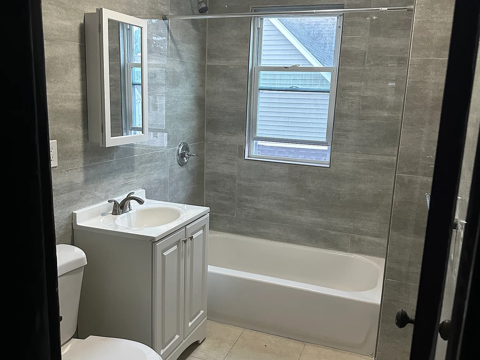 3 bed, 1410 sqft, $2,300 — Photo 4