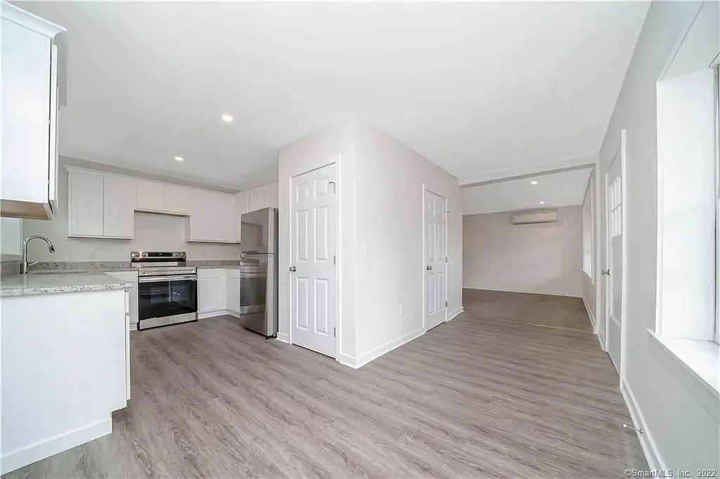 1 bed, 888 sqft, $1,795 — Photo 3