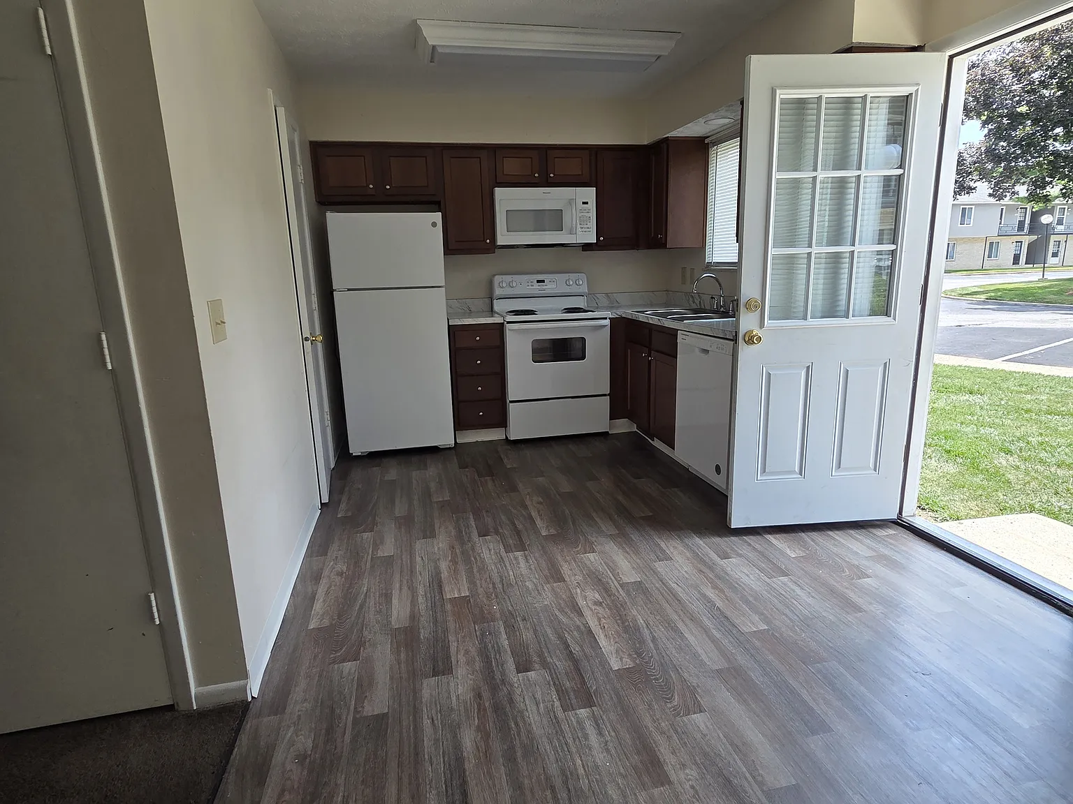 2 bed, 1.5 bath, 910 sqft, $1,295 — Photo 3
