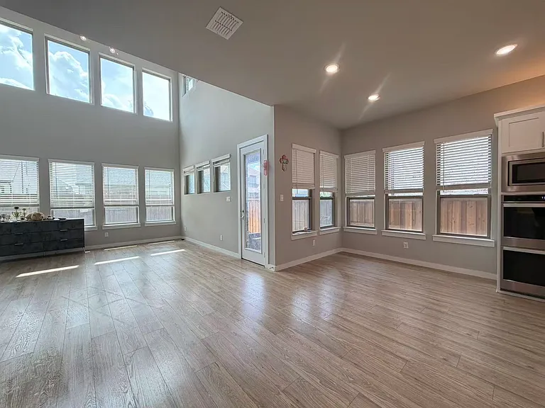 1280 Manfreda St — Photo 11