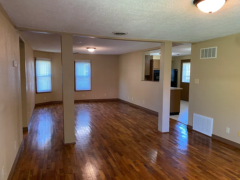 208 E Maiden Ln — Photo 5