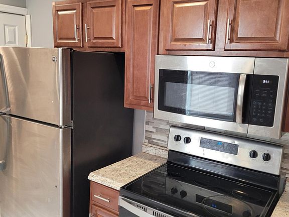 3rd image of 4329 Aspen St
