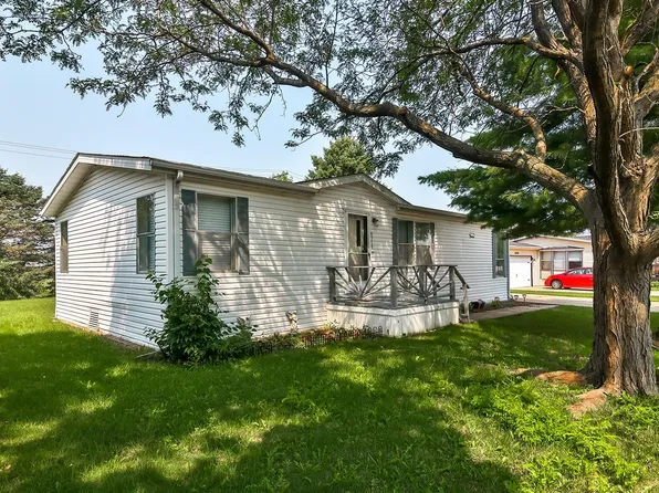 8576 Summerwood Dr, Roscoe, IL 61073