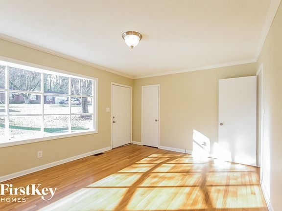 3rd image of 8 Spruce Pine Dr