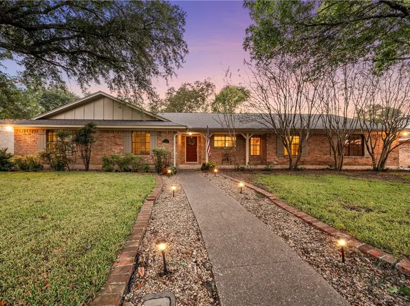 704 Willow Creek Dr, Woodway, TX 76712