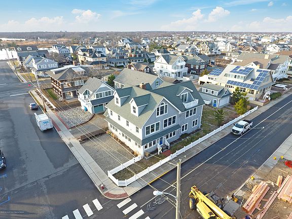 3rd image of 242 East Ave