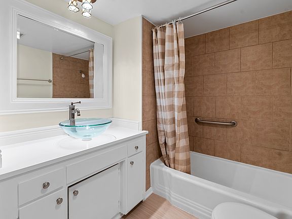 5th image of 1115 Cordova St APT 204