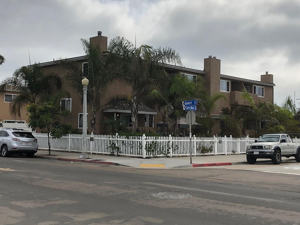 Front of four townhouse building.