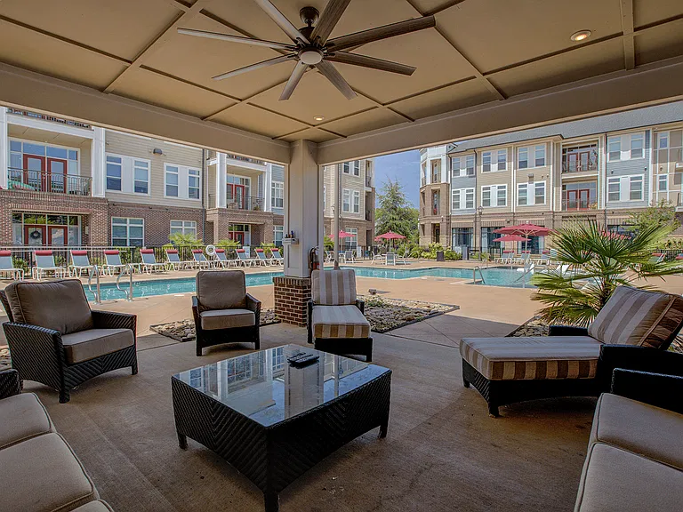 Holly Crest Apartments — Photo 5