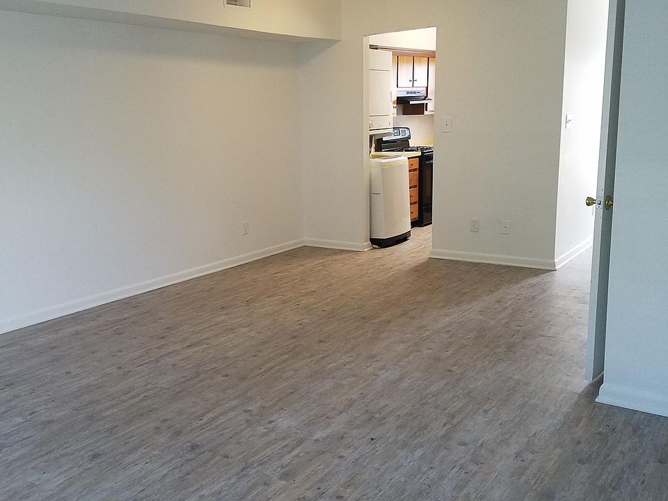 1st image of 39 Tree Dr