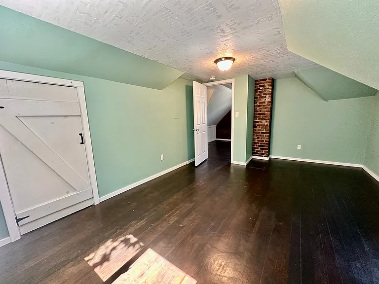 212 E Henley St — Photo 14