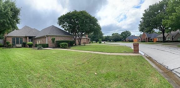 3rd image of 614 Meadowcrest Dr