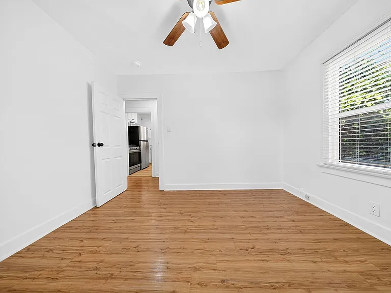 5225 De Longpre Ave — Photo 31