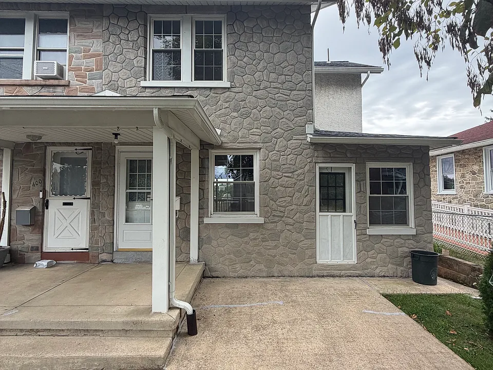 402 Douglass St