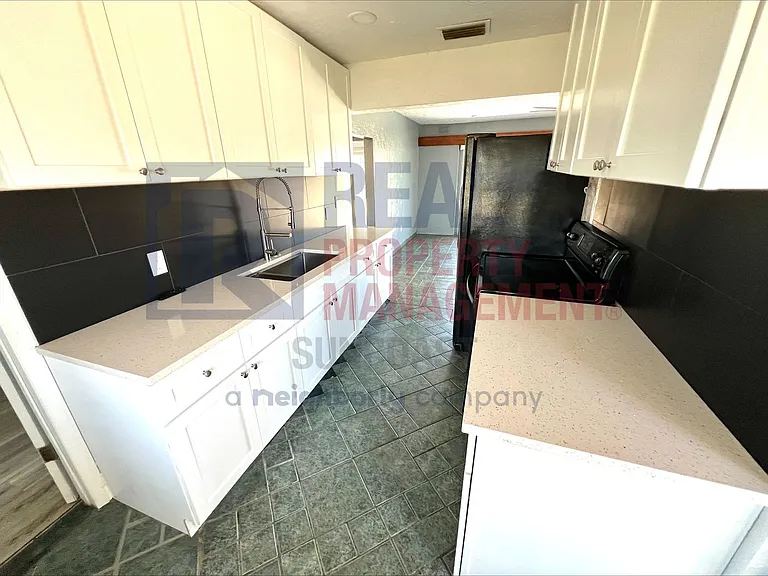563 Parkview Dr — Photo 8