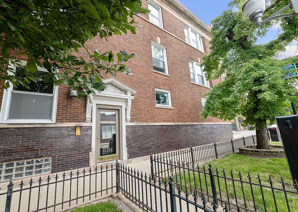 1st image of 2409 N Sawyer Ave #2