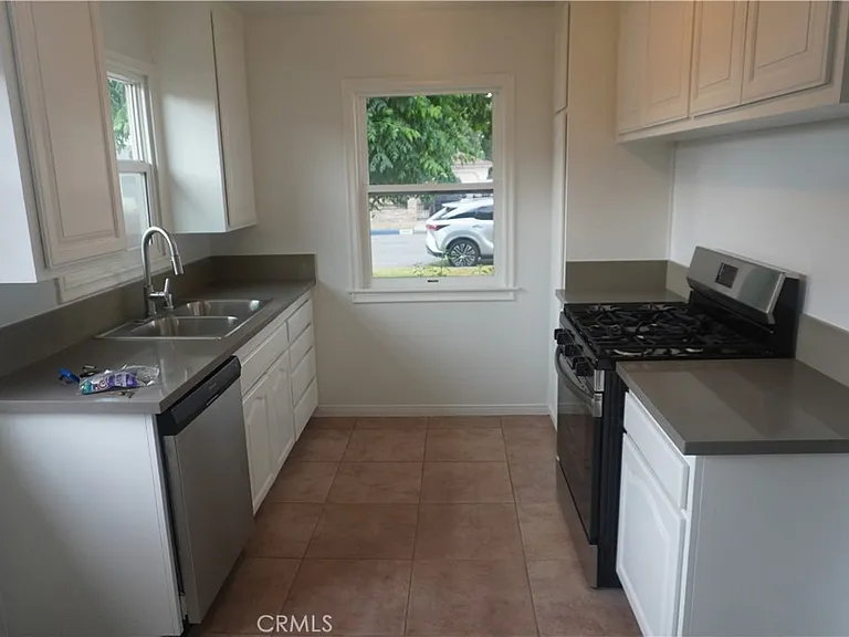 2528 W Flower Ave — Photo 4