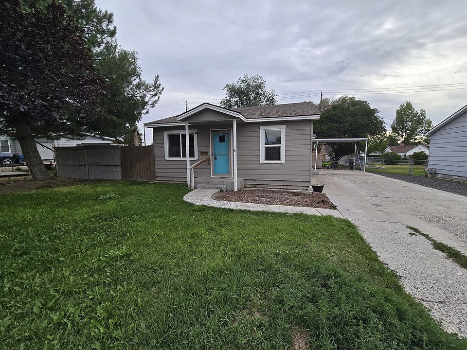 Front yard/Entry/Driveway