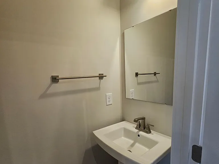303 Golan Cir #B — Photo 8