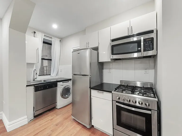 736 Riverside Dr #1D — Photo 1