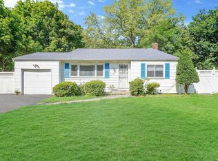 1528 N Gardiner Dr, Bay Shore, NY 11706