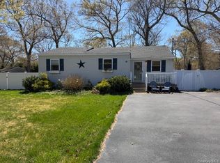10 Hollingsworth Pl, Centereach, NY 11720
