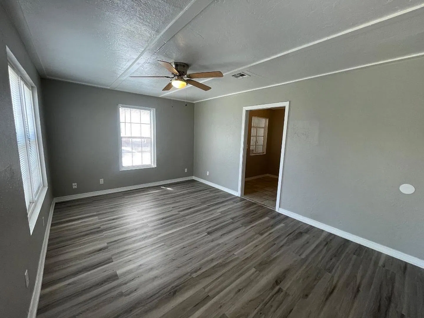 Adorable 1 Bedroom 1 Bathroom Duplex Available Now! — Photo 2