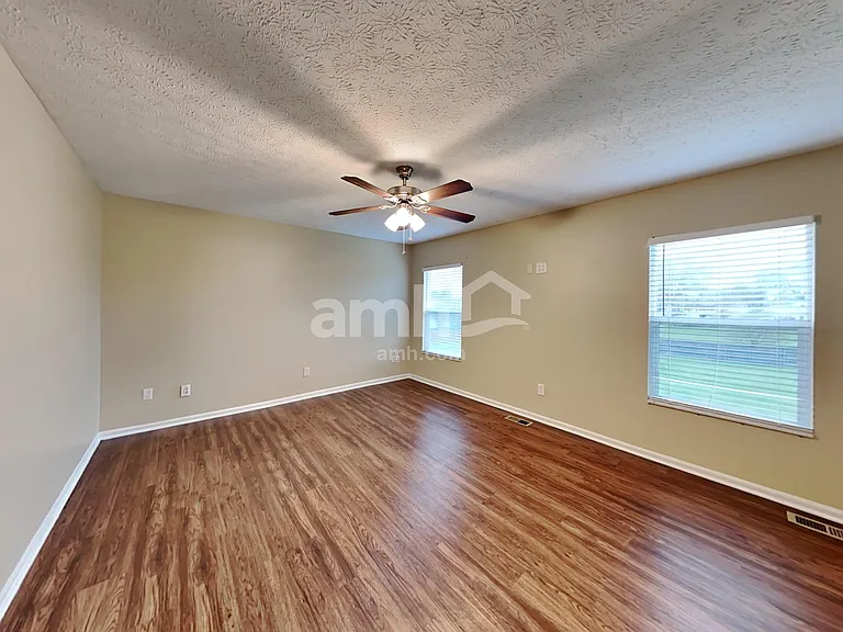 4024 Walnut Crossing Dr — Photo 9