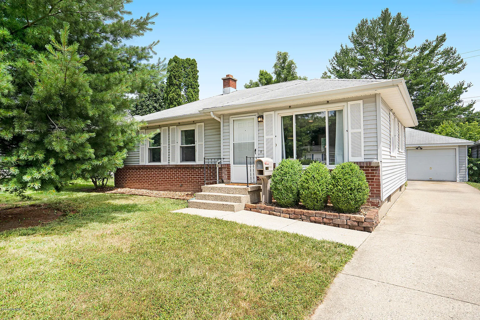 1846 Herrick Ave NE photo 1