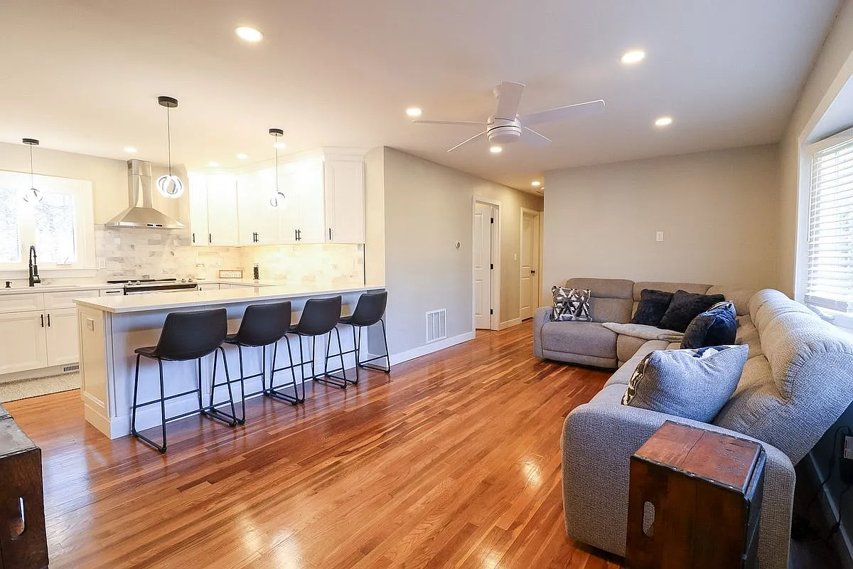 3 bed, 2.0 bath, 1024 sqft, $2,995 — Photo 1