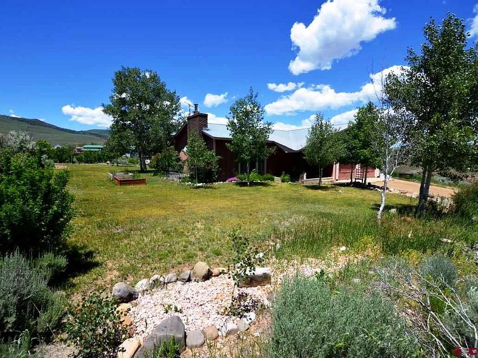 Mountain high desert landscaping with views and elbow room.