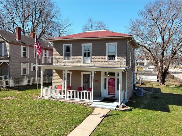 904 3rd Ave, Leavenworth, KS 66048