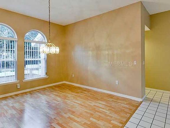 4th image of 1621 Oak Cir S