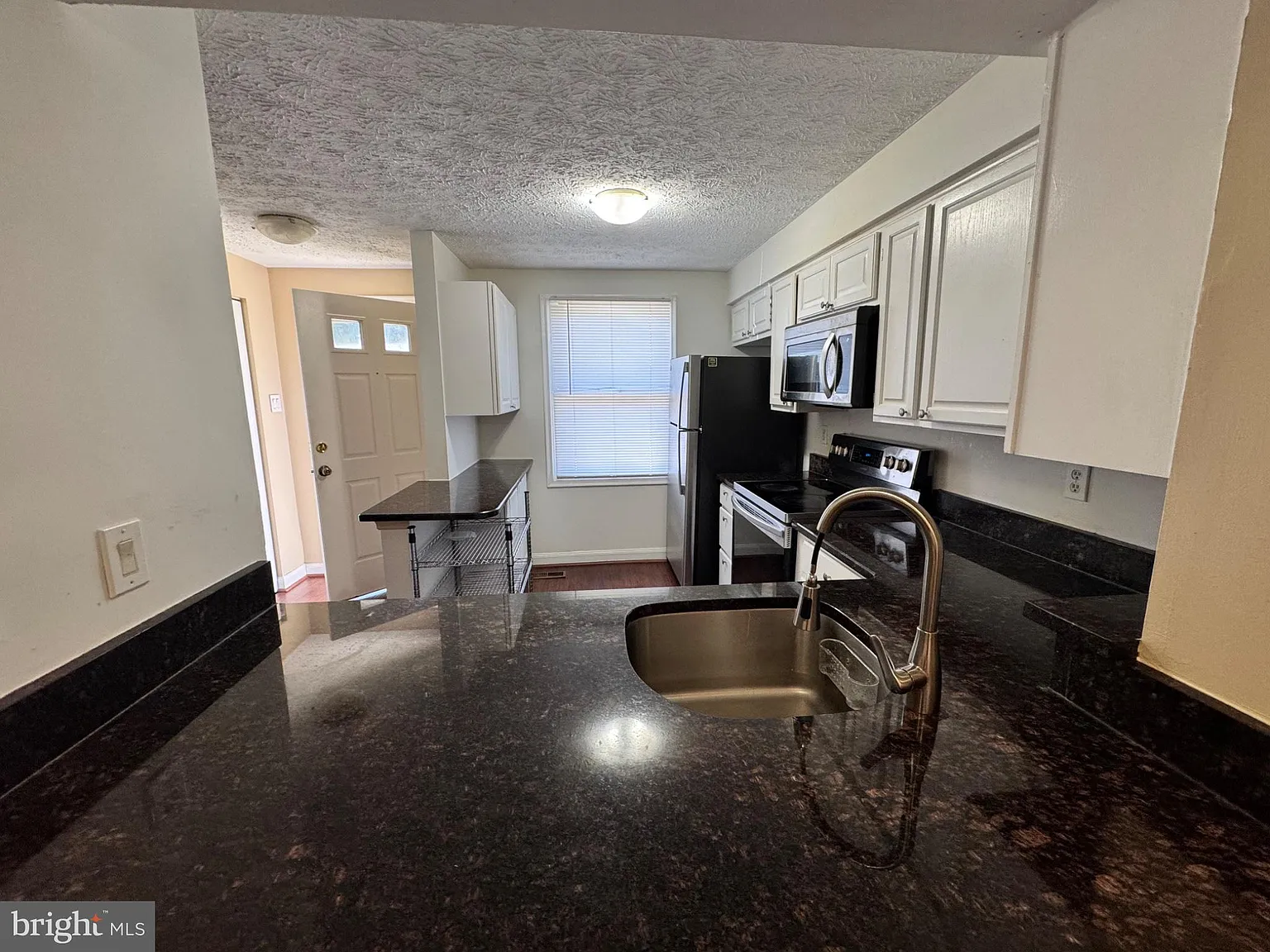 2 bed, 1.0 bath, 1059 sqft, $2,100 — Photo 3
