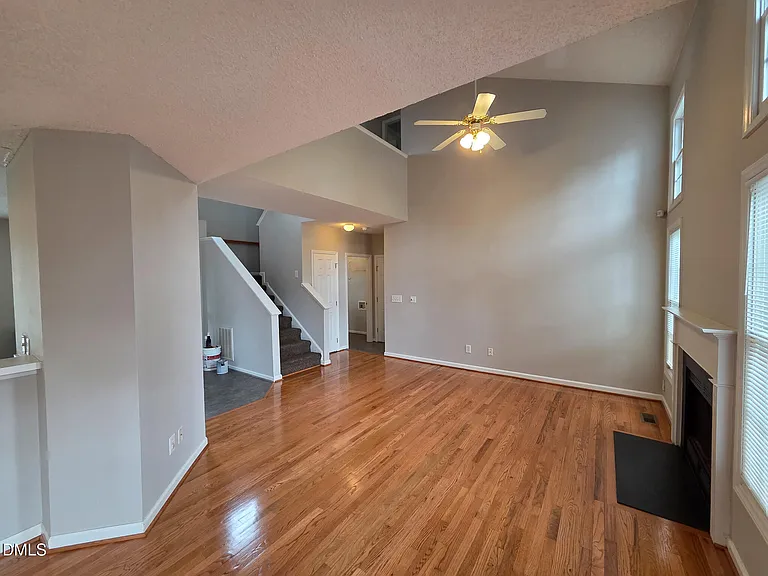 549 Mountain Lake Dr — Photo 4